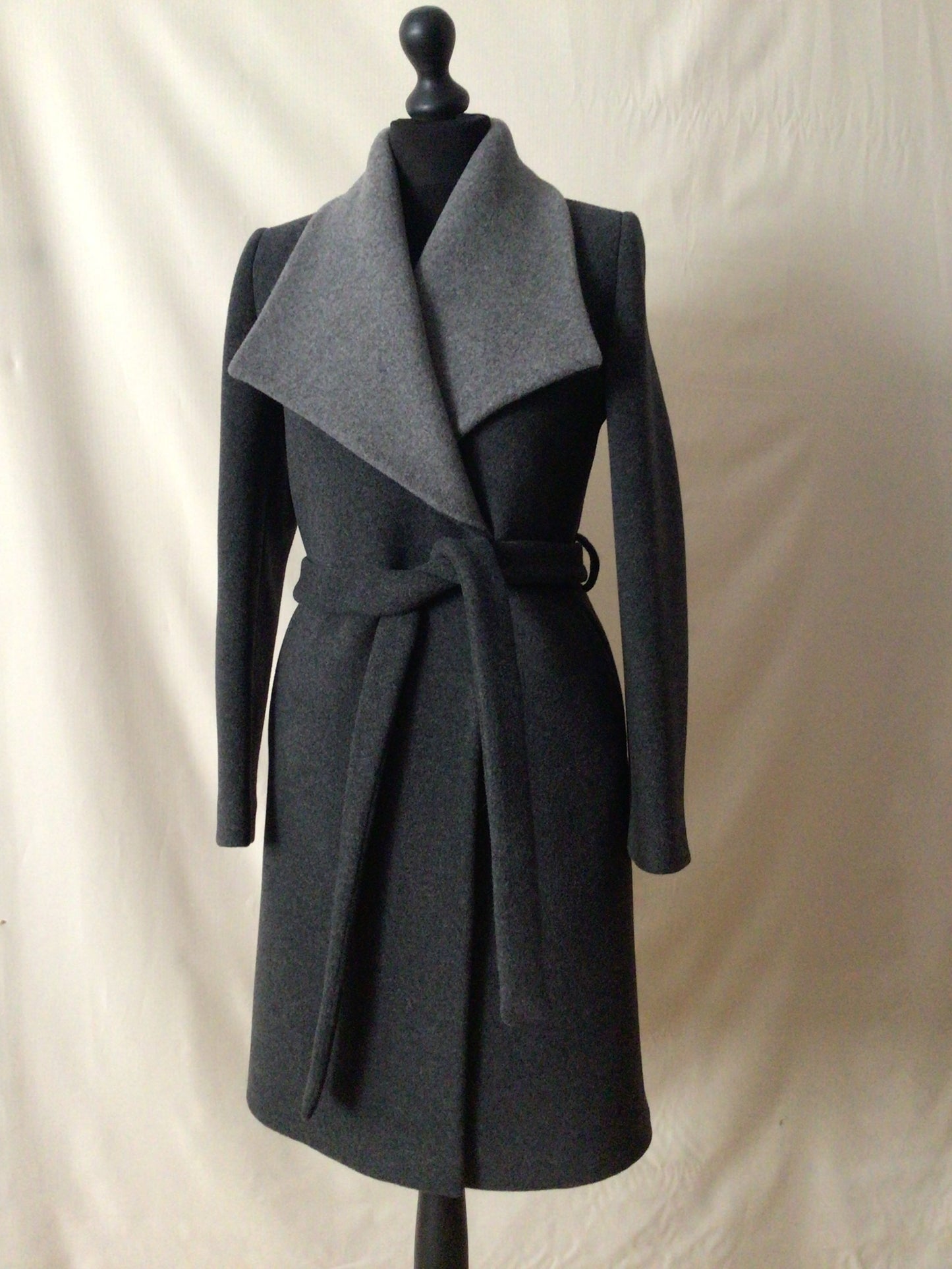 Palton trei sferturi din stofa de lana cu cordon Art. 305