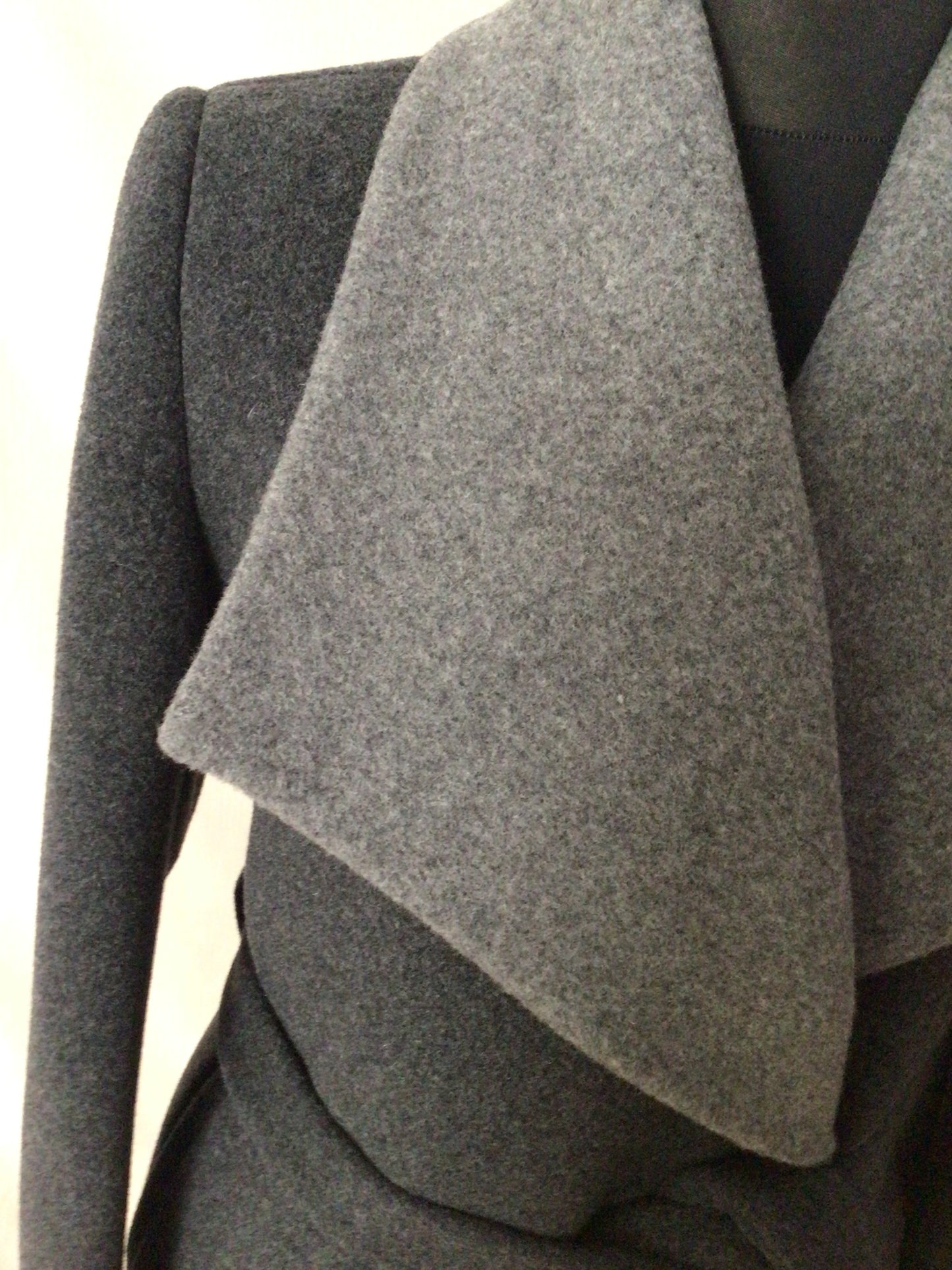 Palton trei sferturi din stofa de lana cu cordon Art. 305